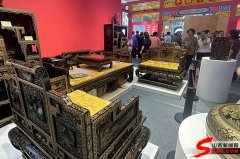 几人正行为手机摄影 