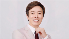 AI手艺合成费玉清坐轮椅、腿部缠绷带及护理人员 